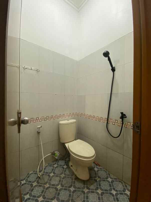 dijual rumah jalan raya meruyung limo