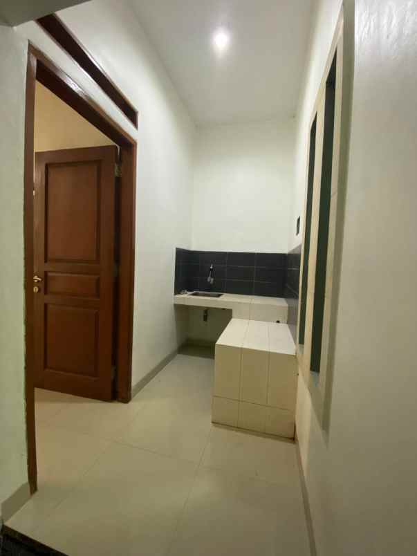 dijual rumah jalan raya meruyung limo