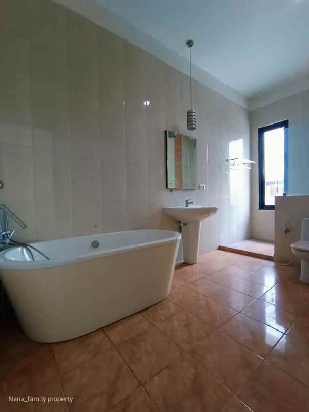 dijual rumah jalan raya permata hijau