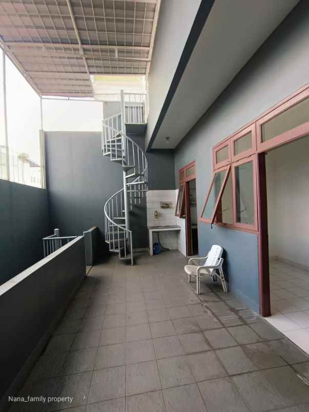 dijual rumah jalan raya permata hijau