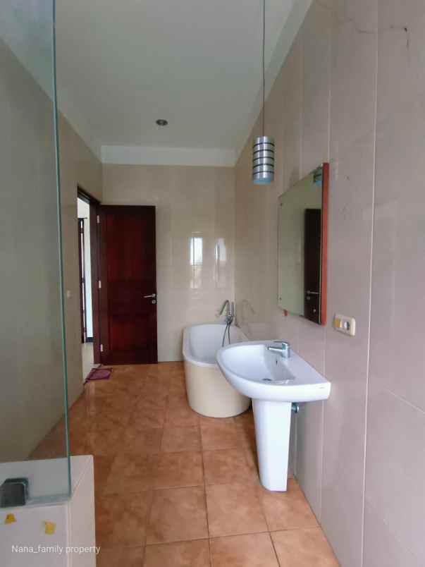 dijual rumah jalan raya permata hijau