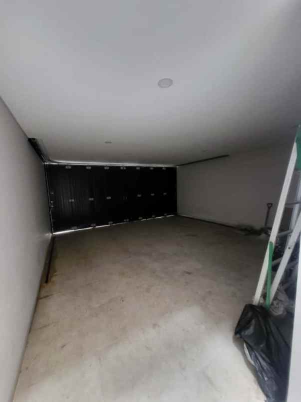 dijual rumah jalan taman golf