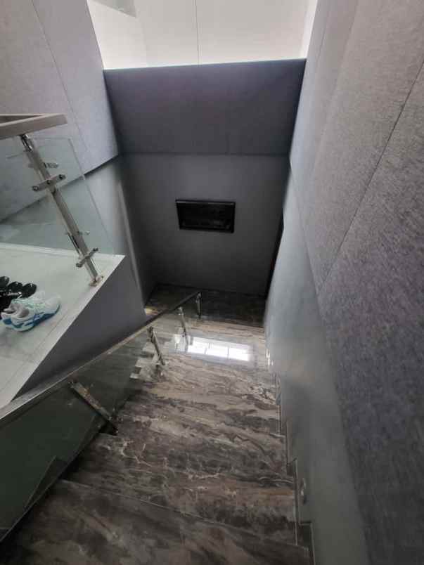 dijual rumah jalan taman golf