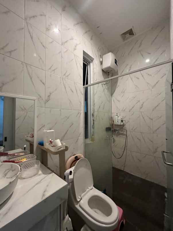 dijual rumah jalan wisma lidah kulon