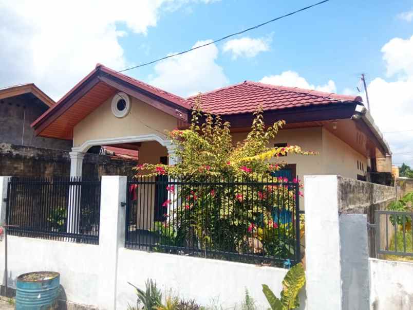 dijual rumah jl adi sucipto