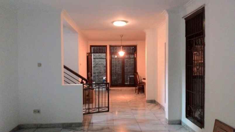 dijual rumah jl komplek puri cinere