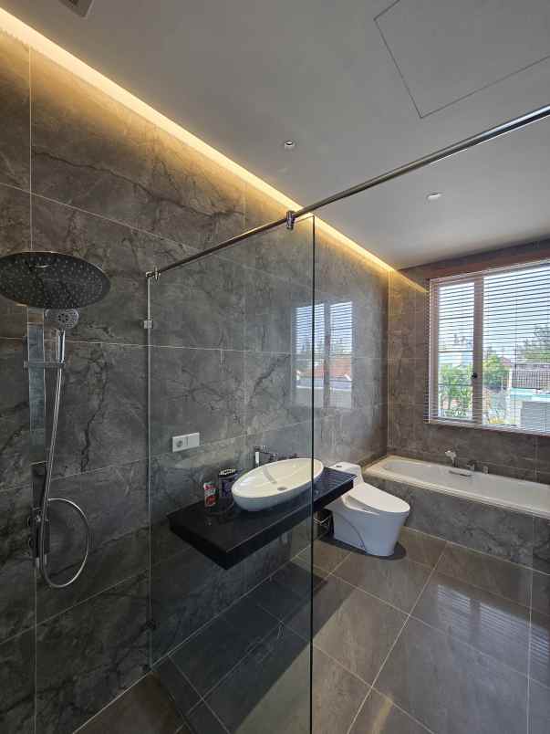 dijual rumah jl raya pulomas kayu putih