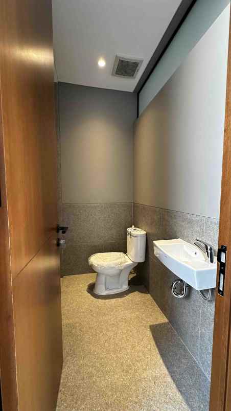 dijual rumah jl w r supratman no 14