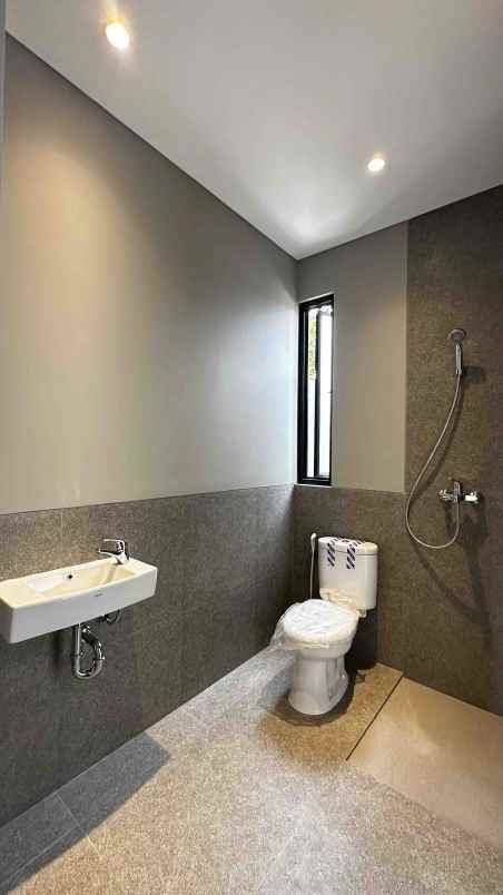 dijual rumah jl w r supratman no 14