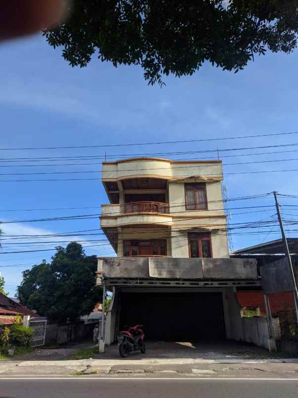 dijual rumah jl wolter monginsidi