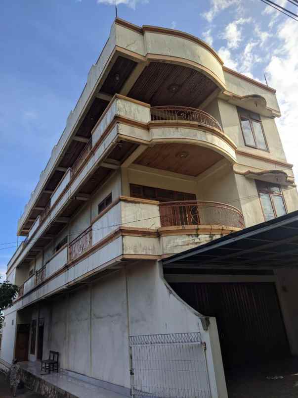 dijual rumah jl wolter monginsidi