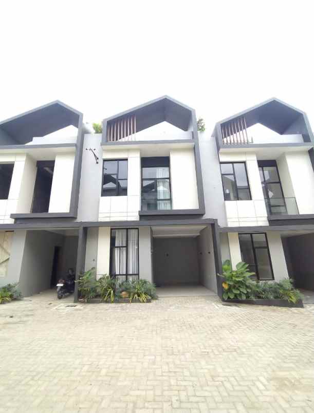 dijual rumah jln brigjend zein hamid