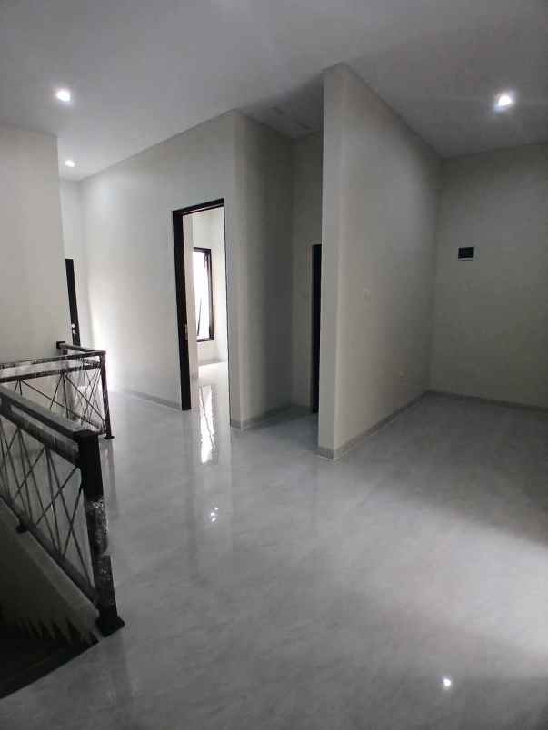 dijual rumah jln warung sila cipedak