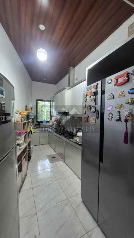 dijual rumah klub keluarga graha raya