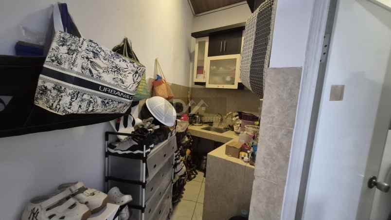 dijual rumah klub keluarga graha raya