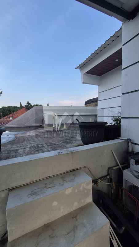 dijual rumah klub keluarga graha raya