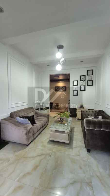 dijual rumah klub keluarga graha raya