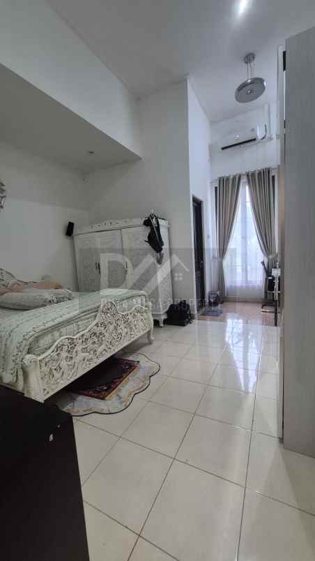 dijual rumah klub keluarga graha raya