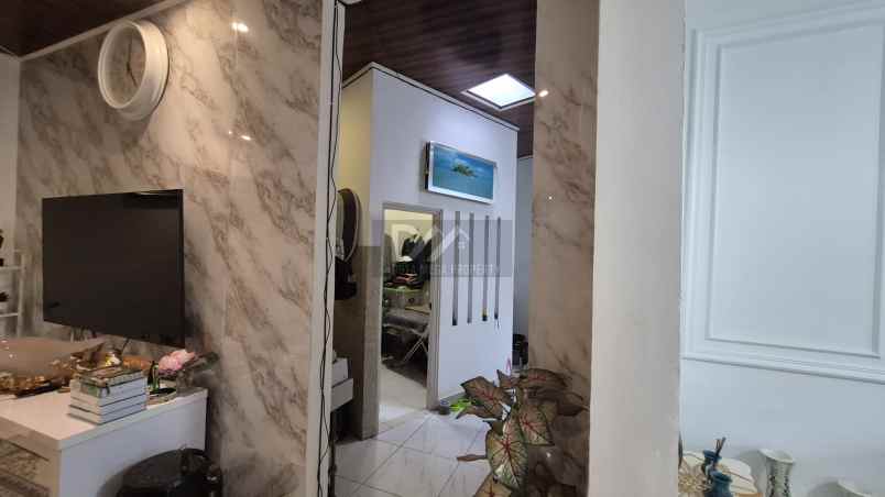 dijual rumah klub keluarga graha raya