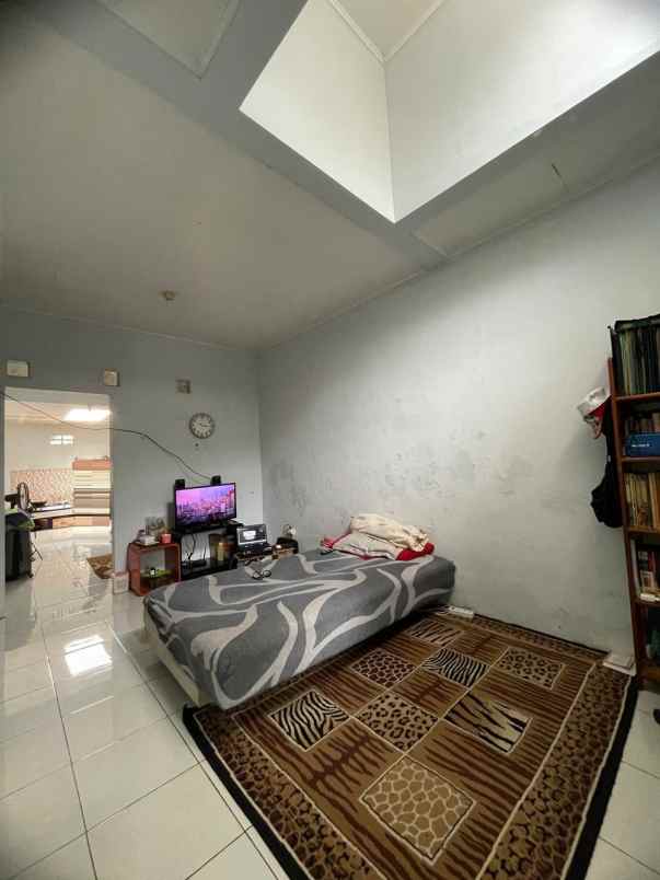 dijual rumah komplek bumi adipura