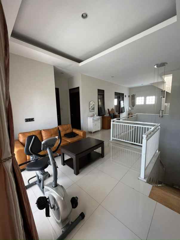 dijual rumah komplek eksklusif grand