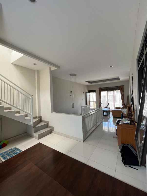 dijual rumah komplek eksklusif grand