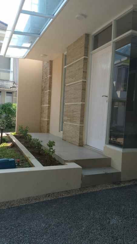 dijual rumah komplek grand parahyangan