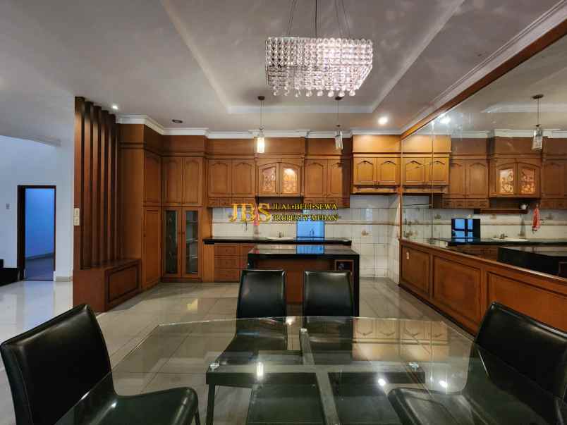 dijual rumah komplek padang golf mansion