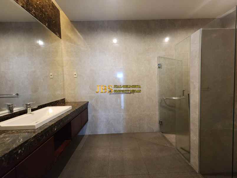 dijual rumah komplek padang golf mansion