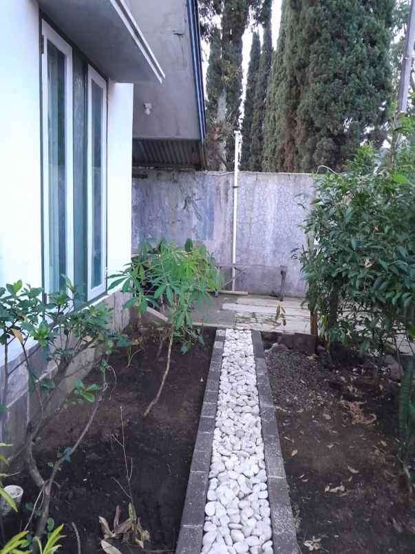 dijual rumah komplek sariwangi