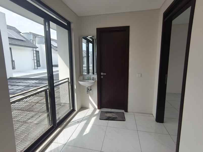 dijual rumah kota baru parahyangan