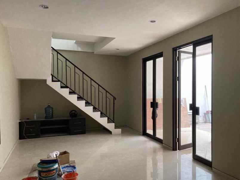 dijual rumah kutisari indah utara