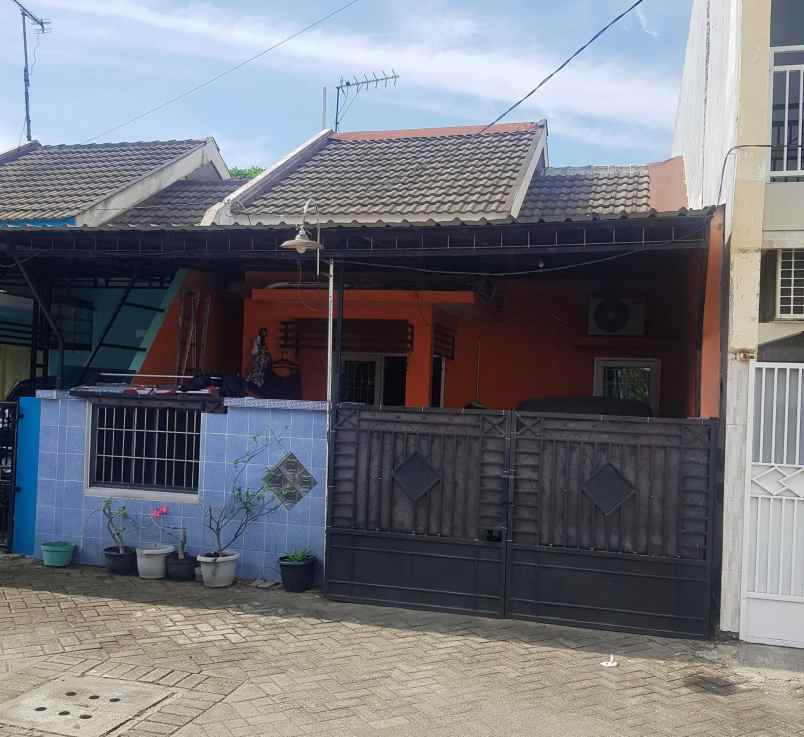dijual rumah kutisari utara