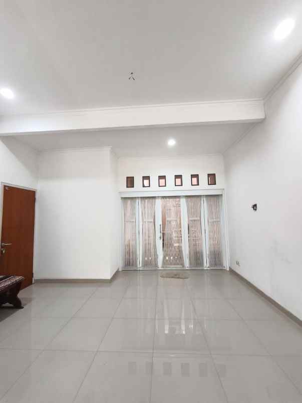 dijual rumah lebak bulus
