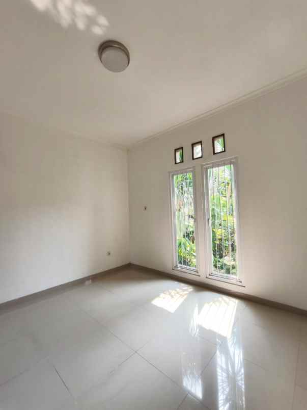 dijual rumah lebak bulus