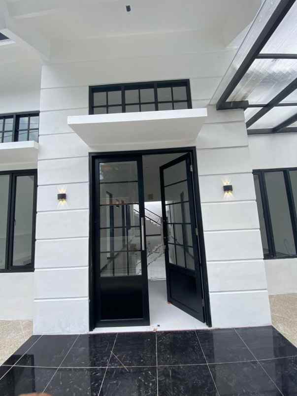 dijual rumah loncat indah
