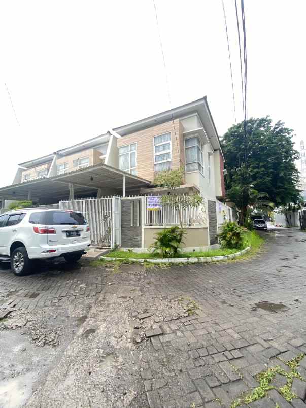 dijual rumah manyar