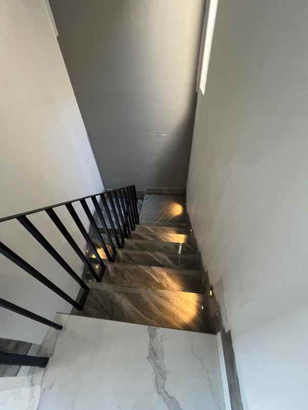 dijual rumah manyar jaya