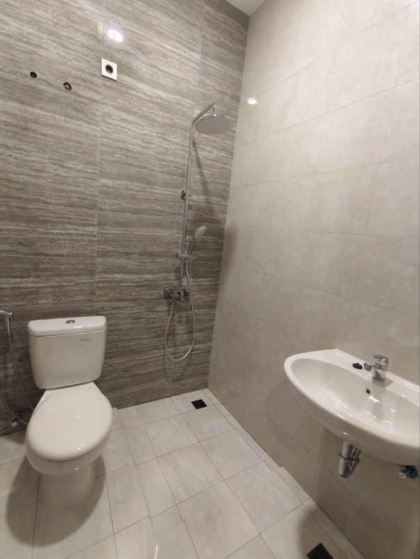 dijual rumah manyar jaya