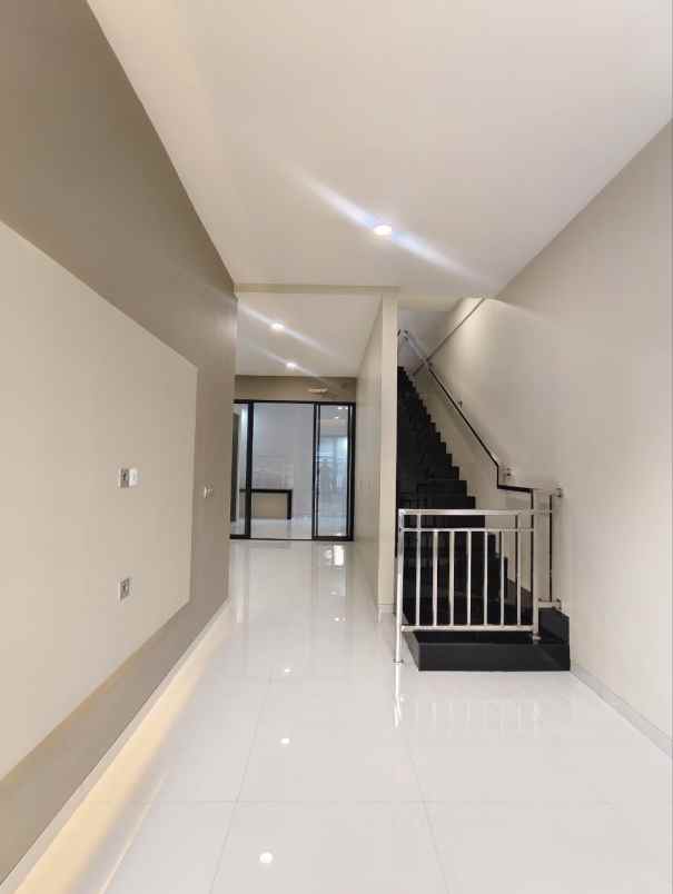 dijual rumah manyar jaya