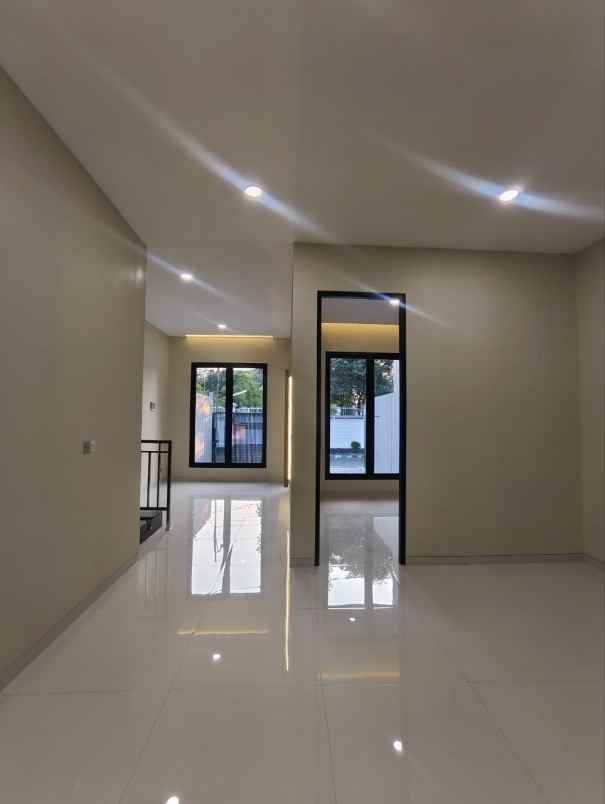 dijual rumah manyar jaya