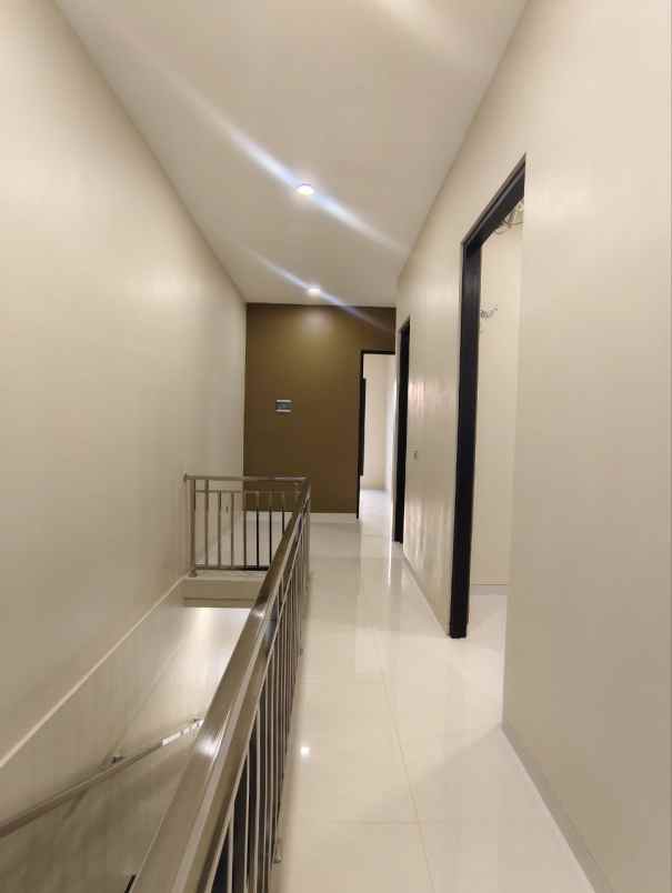 dijual rumah manyar jaya