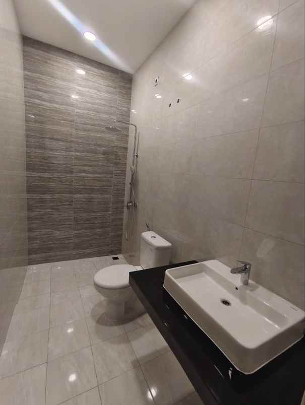 dijual rumah manyar jaya