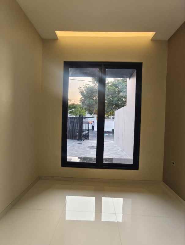 dijual rumah manyar jaya