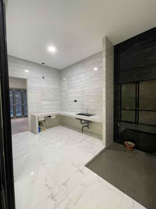 dijual rumah manyar kertoadi