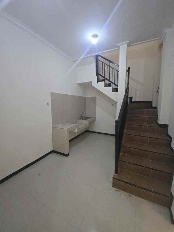 dijual rumah menganti