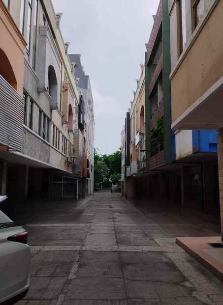 dijual rumah mulyosari utara