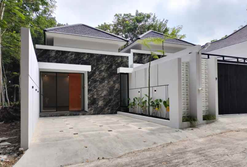 dijual rumah ngemplak