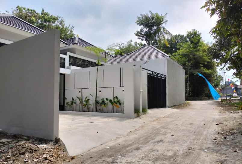 dijual rumah ngemplak