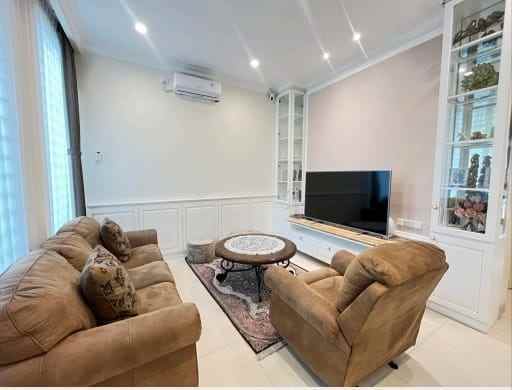 dijual rumah pakuwon city